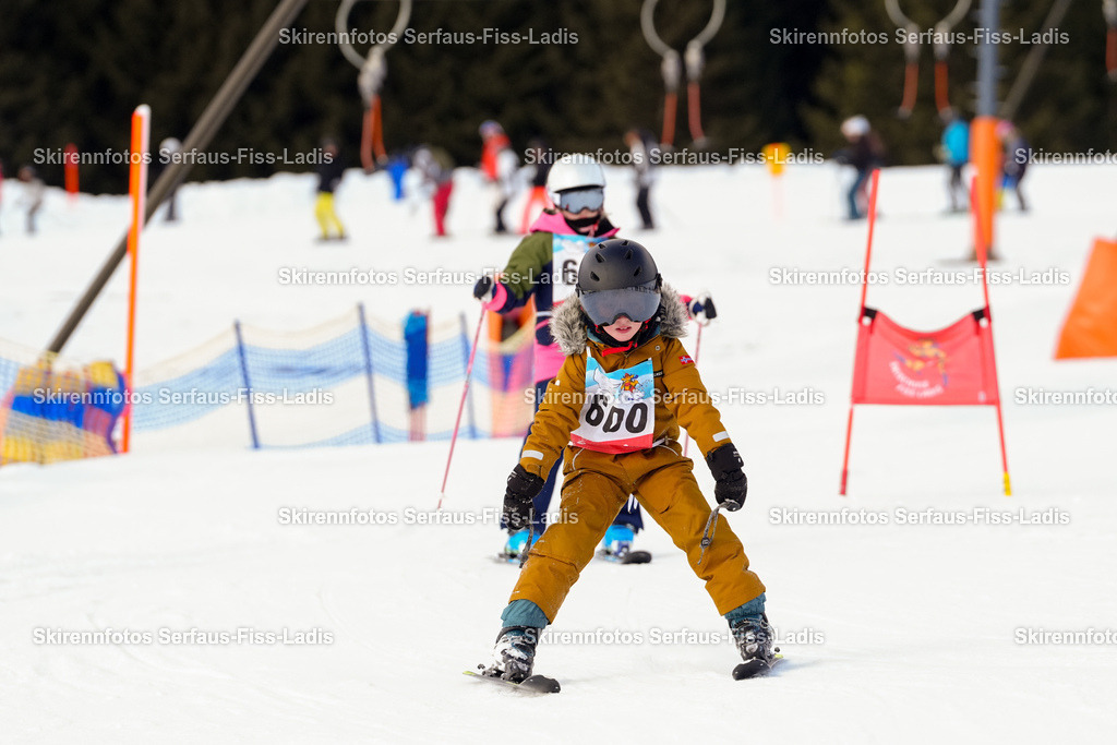 SRF_02.01.2026_1044 | Skirennfotos,Serfaus,Fiss,Ladis,Kinderskirennen,Winter,Tirol,Oberland,skirace,SFL,feelfree,weil wir's genießen,ski,Ski,skifahren,Sonnenplateau, - Realisiert mit Pictrs.com