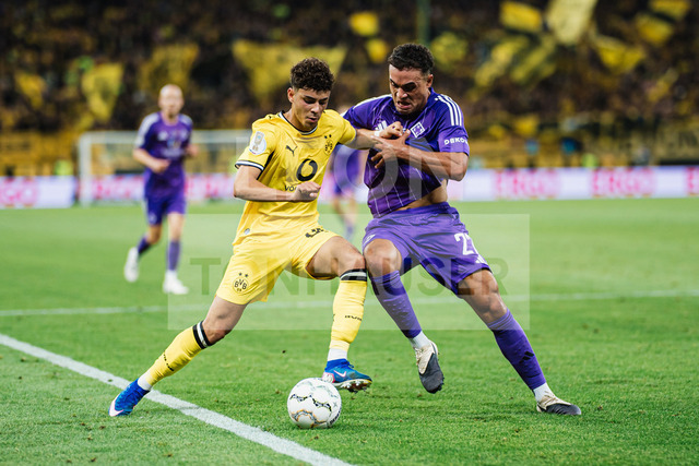 DFB-Pokal: HEBC - Borussia Dortmund, 01.09.2026 | Zweikampf Samuele Inacio (Borussia Dortmund, 40) gegen Lionel Aloilela C. von Zitzewitz (HEBC Hamburg, 27); Fußball, DFB-Pokal, 1. Runde: HEBC vs. Borussia Dortmund am 01.09.2026 im Volksparkstadion, HamburgDFB REGULATIONS PROHIBIT ANY USE OF PHOTOGRAPHS AS IMAGE SEQUENCES AND/OR QUASI-VIDEO. - Realisiert mit Pictrs.com