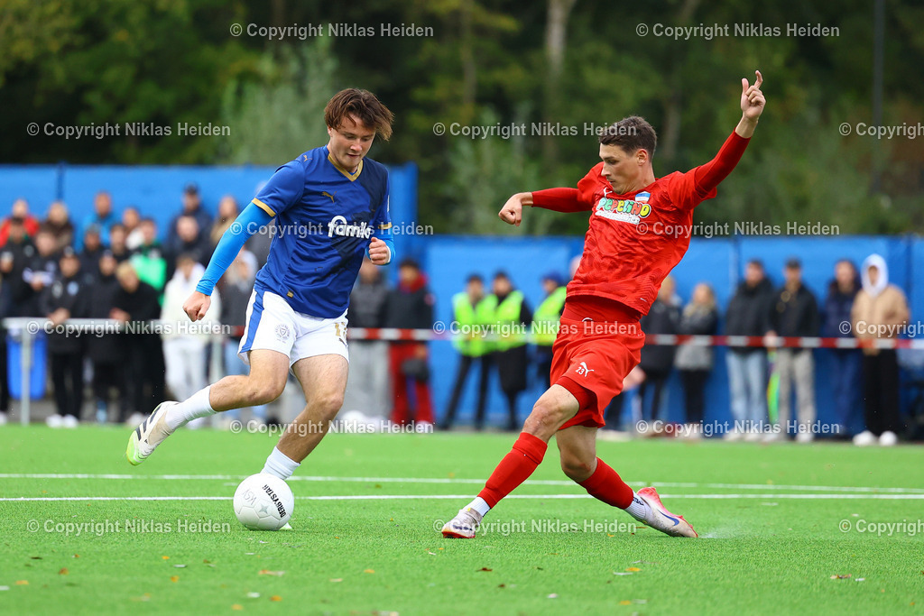 NH_HolsteinKielU23_InterTürksporKiel_FlensOberliga_05102025 | #13 Freiherr Oskar Friedrich von Esebeck (Holstein Kiel U23), #23 Pascal Polonski (Inter Türkspor Kiel)Fußball I Herren I Flens Oberliga I Saison 2025-2026  I 11. Spieltag I Holstein Kiel U23 - Inter Türkspor Kiel I 05.10.2025 I Citti-Fußball-Park