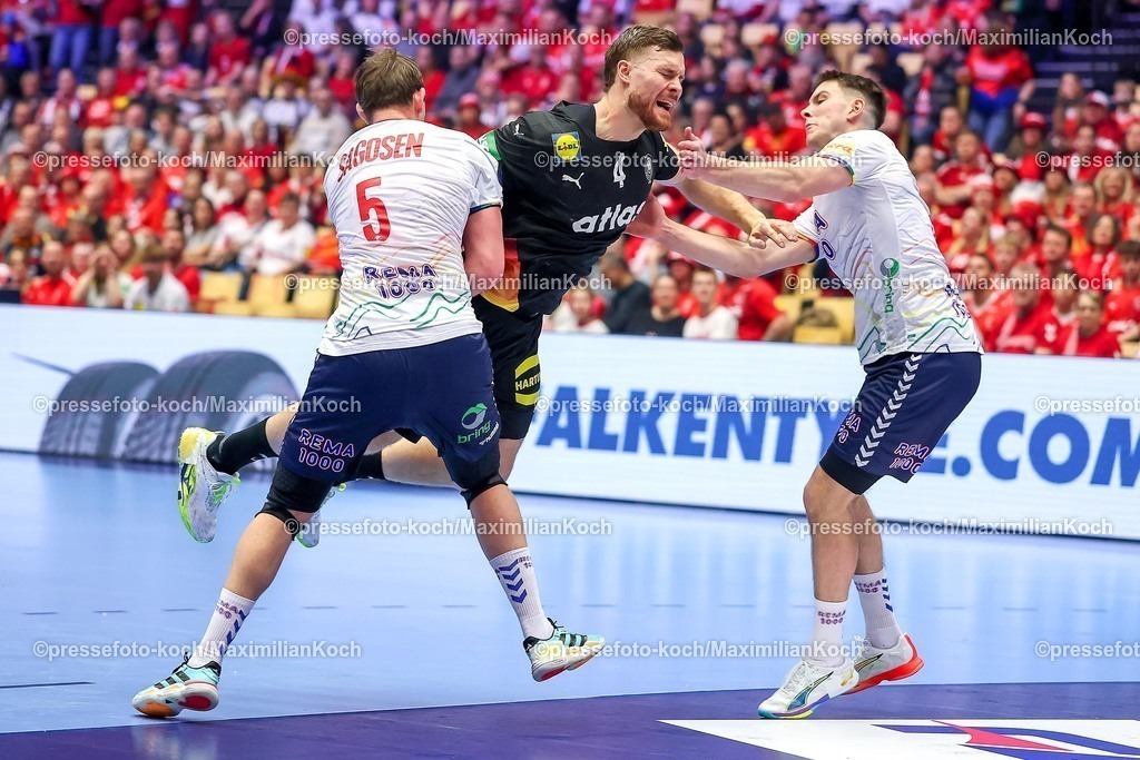EHF24012603003 | 24.01.2026, Handball, Men's EHF EURO 2026, Deutschland - Norwegen, Jyske Bank Boxen in Herning, Dänemark, Main Round:  Johannes Golla (Germany #04) wird von  Sander Sagosen (Norway #05) festgemacht