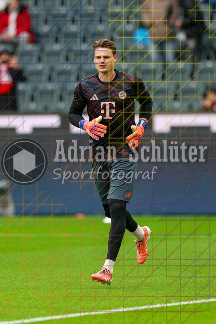 Borussia Mönchengladbach vs FC Bayern München - Bundesliga  | Mönchengladbach, Deutschland, 25.10.25:   Jonas Kurt Urbig (FC Bayern München) schaut waehrend des Spiels der Bundesliga zwischen Borussia Mönchengladbach vs FC Bayern München im Stadion im Borussia Park(Foto von Brauer-Fotoagentur / Adrian Schlueter)