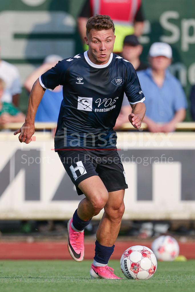 Fussball, Regionalliga Nord, SV Werder Bremen II - VfB Oldenburg | Rafael Brand (VfB Oldenburg, 8) am Ball, Freisteller, Einzelbild, Ganzkörper, Aktion, Action, Spielszene