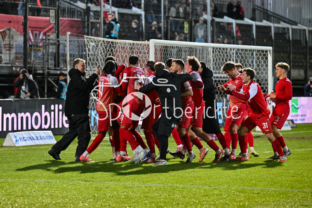 FC Würzburger Kickers - FC Bayern Amateure | WÜRZBURG, DEUTSCHLAND - 10. APRIL: grenzenloser Jubel der Kickers nach dem 2-1 Siegtreffer in der Nachspielzeit durch Tarsis BONGA (Würzburger Kickers 30) / Tor / Torschuetze / Freude / Happy während dem Match zwischen dem FC Würzburger Kickers und den Amateuren des FC Bayern München am 28. Spieltag der Regionalliga Bayern in der AKON Arena