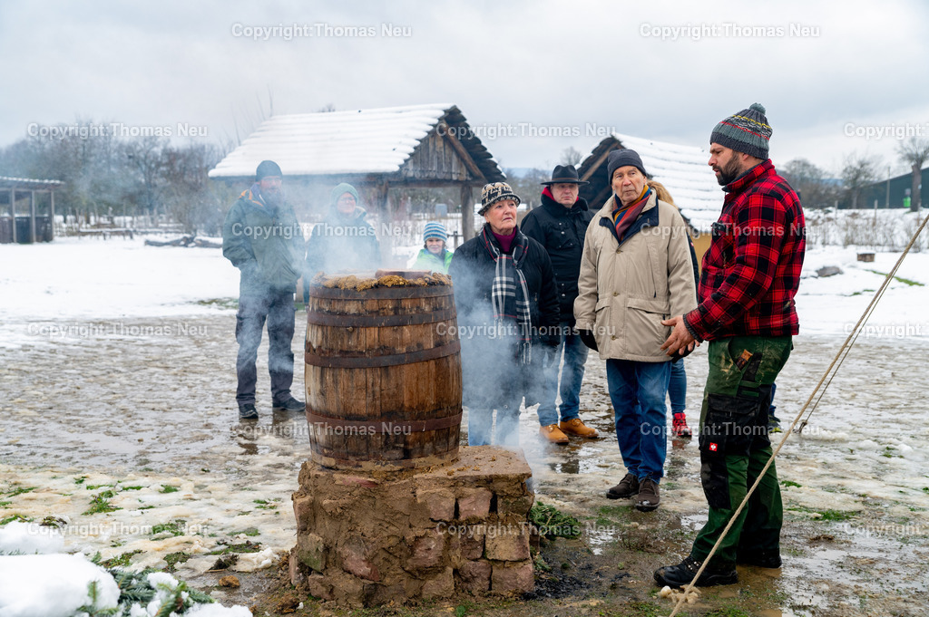 DSC_1222 | ble, Lauresham, Winter in Lauresham, das Heißräuchern von Forellen im Weinfass wurde von Claus Kropp vorgeführt, ,, Bild: Thomas Neu