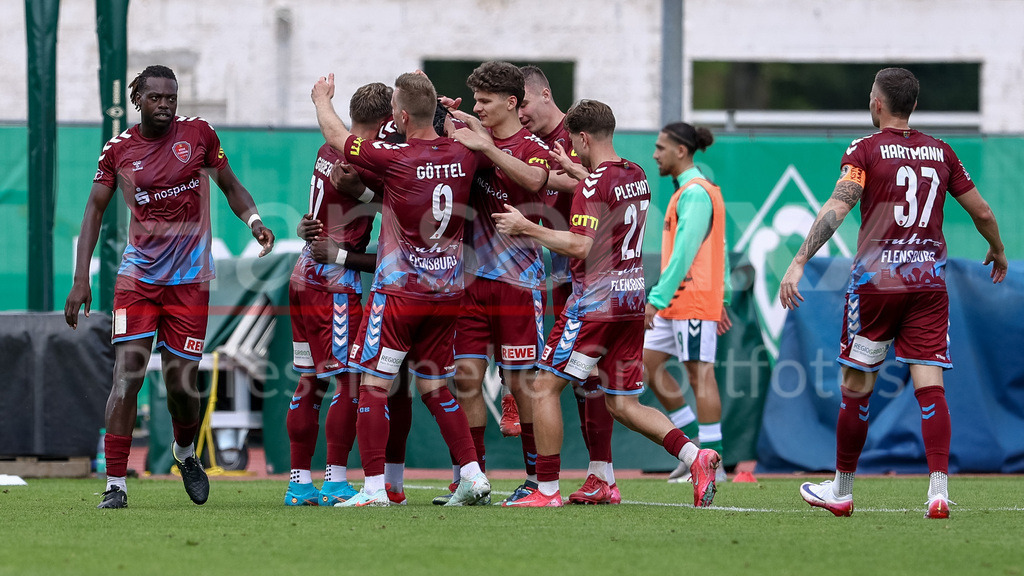 Fussball, Regionalliga Nord, SV Werder Bremen II - SC Weiche Flensburg | Spieler des SC Weiche Flensburg 08 mit Torjubel, Jubel, jubeln, jubelt, optimistisch, Spielszene, Highlight, Freude über das Tor zum 0:4