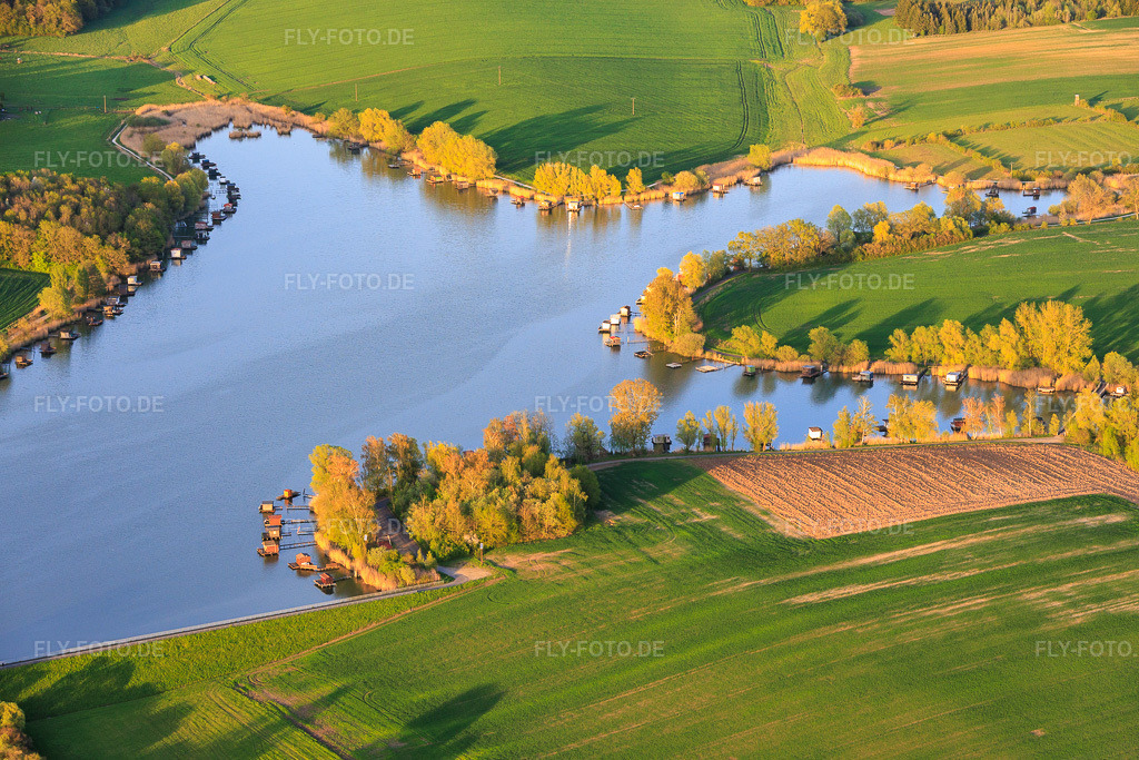 Luftbild: Stege mit Anglerhütten umsäumen das Ufer des Sees Etang du Welschhof in Puttelange-aux-Lacs im Bundesland Moselle in Frankreich.Foto: IMG_154385.jpg vom 17.04.2026 durch Werner Riehm/FLY-FOTO.deAuflösung des Originals: 5804 x 3869 px