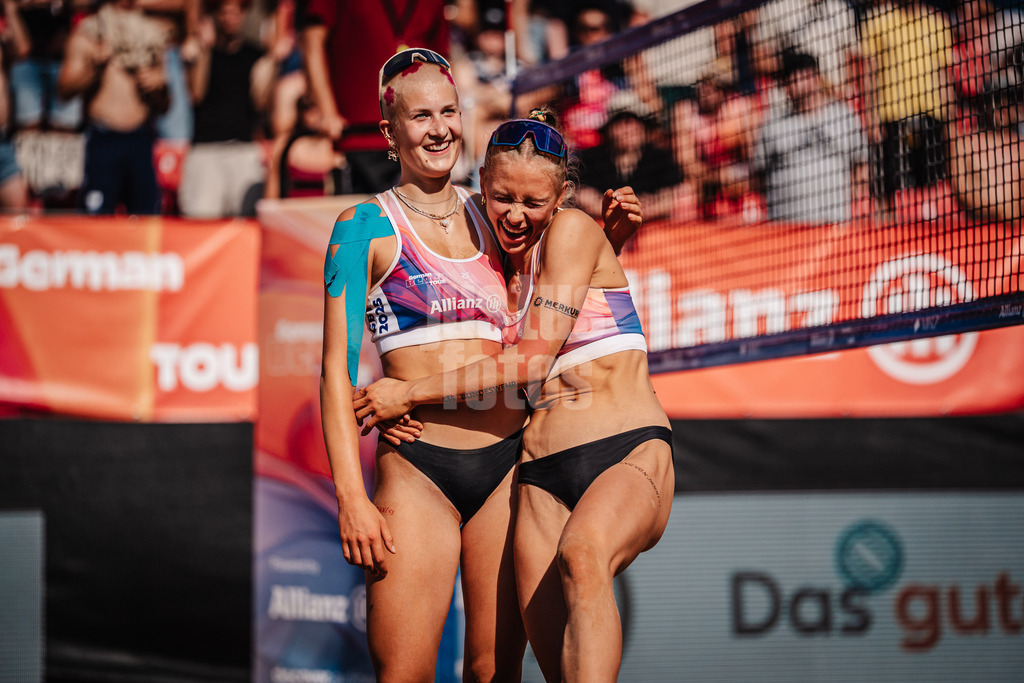 Beachvolleyball | Frauen | Allianz German Beach Tour 2025 | Tourstop München | 04.07.2025 | v.l. Mareet Maidhof und Paula Schürholz jubeln und freuen sich