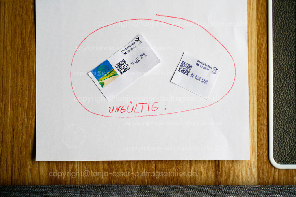 Abgelaufene Briefmarken der Deutschen Post | Brilon, Deutschland, 28. Januar 2026: Zwei ausgeschnittene digitale Briefmarken der Deutschen Post aus den Jahren 2019 und 2021. Beide Marken sind mit einem dicken, roten Kreis umrandet, darunter steht handschriftlich das Wort „UNGÜLTIG!“. Das Motiv verdeutlicht visuell die zeitliche Begrenzung digitaler Frankierungen.                               