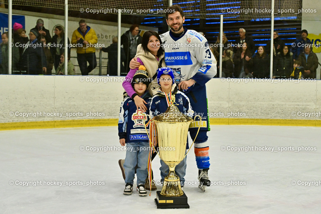 ESC Sparkasse Steindorf Meister 2025/26 | #79 Petrik Benjamin ESC Steindorf mit Familie, ESC Sparkasse Steindorf Meister 2025/26, ESC Sparkasse Steindorf Meister 2025/26 am 08.03.2026 in Althofen (Stadthalle Althofen), Austria, (Photo by Bernd Stefan)