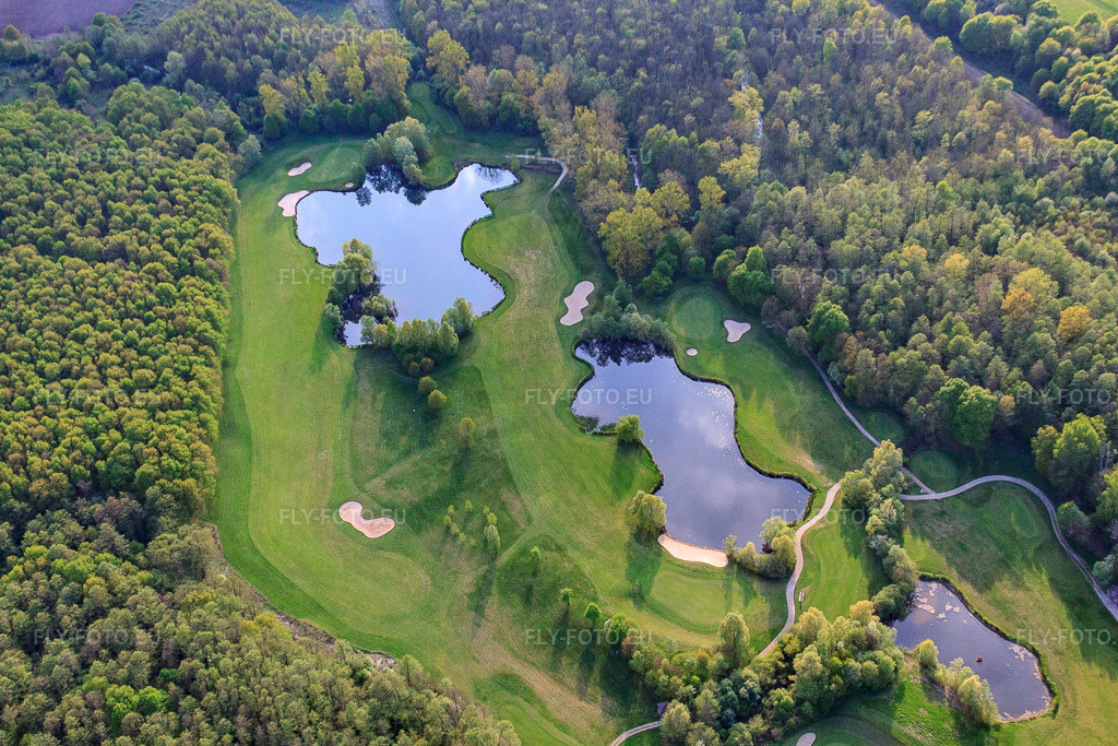 Vue aérienne: Greens et étangs du club de golf de Baden-Baden Soufflenheim à Soufflenheim dans le département Bas Rhin, France – .Photo: IMG_39515.jpg prise le 14/04/2011 par Werner Riehm/FLY-FOTO.eu – Résolution de l'original: 4752 x 3168 px