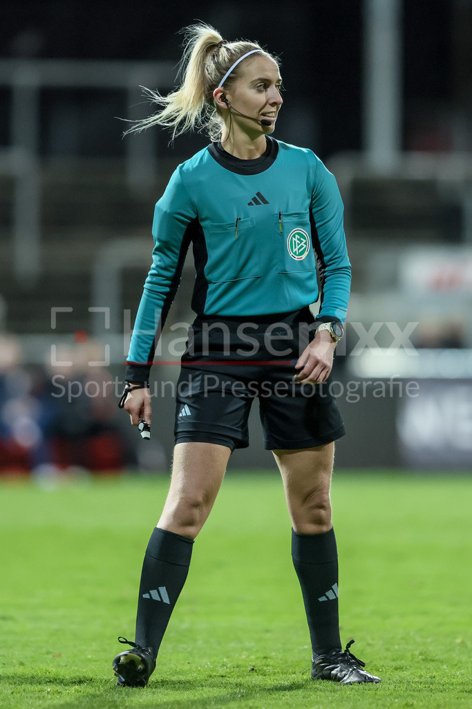 Fussball, DFB-Pokal Frauen, SC Fortuna Köln - SV Werder Bremen | v.li.: Schiedsrichterin Julia Boike, DIE DFB-RICHTLINIEN UNTERSAGEN JEGLICHE NUTZUNG VON FOTOS ALS SEQUENZBILDER UND/ODER VIDEOÄHNLICHE FOTOSTRECKEN. DFB REGULATIONS PROHIBIT ANY USE OF PHOTOGRAPHS AS IMAGE SEQUENCES AND/OR QUASI-VIDEO.
