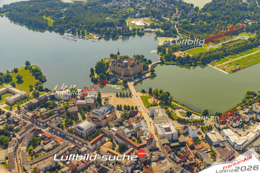 Luftbild der Stadt Schwerin - Das Luftbild wurde 2025 vom UL-Flugzeug heraus erstellt ( keine Drohnenaufnahme ) - Hochauflösende Luftaufnahme - für Wandbilder und großformatige Ausdrucke geeignet. Das besondere Geschenk!Hier alle&nbsp;Infos zur Lizenzierung der LuftaufnahmeWir fliegen auch dieses Jahr wieder in Ihre Region um Luftbilder zu erstellen.- Luftbild anfragen