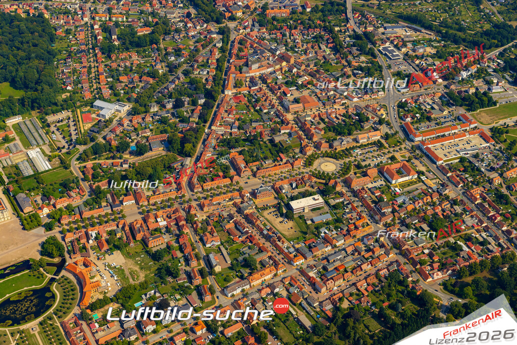 Bild der Stadt Ludwigslust - Die Luftaufnahme wurde 2025 vom UL-Flugzeug heraus erstellt ( keine Drohne ) - Hochauflösende Luftaufnahme - für professionelle Ausdrucke geeignet. Die Geschenkidee !Hier alle&nbsp;Infos zur Lizenzierung der LuftaufnahmeWir fliegen auch dieses Jahr wieder in Ihre Region um Luftbilder zu erstellen.- Luftbild anfragen