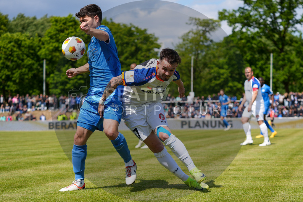 Fußball, Herren, Saison 2024/2025, Finaltag der Amateure 2025, Landespokal Brandenburg, Finale, VfB 1921 Krieschow vs. RSV Eintracht 1949, Samstag 24.05.2025, Volksparkstadion Neuruppin, | Fußball, Herren, Saison 2024/2025, Finaltag der Amateure 2025, Landespokal Brandenburg, Finale, VfB 1921 Krieschow vs. RSV Eintracht 1949, Samstag 24.05.2025, Volksparkstadion Neuruppin, Im Bild: Aleksander Bilbija (l. RSV) und Manuel Seibt (r. Krieschow) - Realisiert mit Pictrs.com