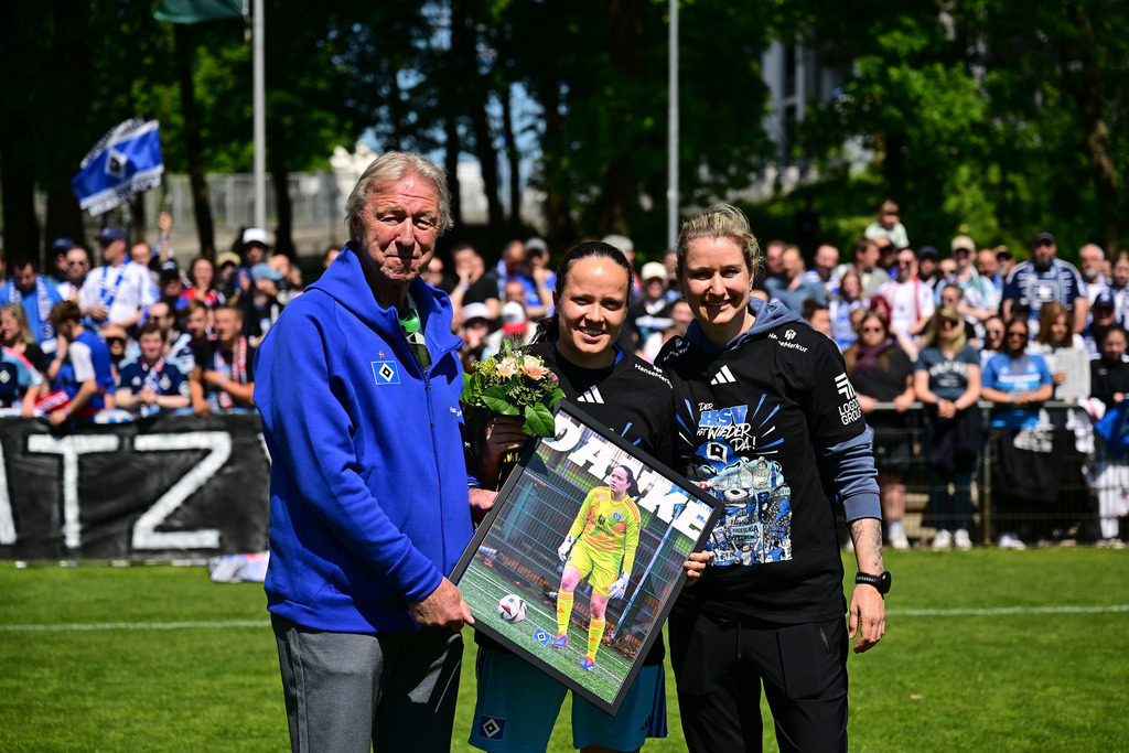 Fußball I Frauen I Saison 2024-2025 I 2. Bundesliga I 25. Spieltag I Hamburger SV - SC Freiburg II | Abschied mitte: Abschied mitte: Jolina Anna Zamorano (33, Hamburger SV) - Realisiert mit Pictrs.com