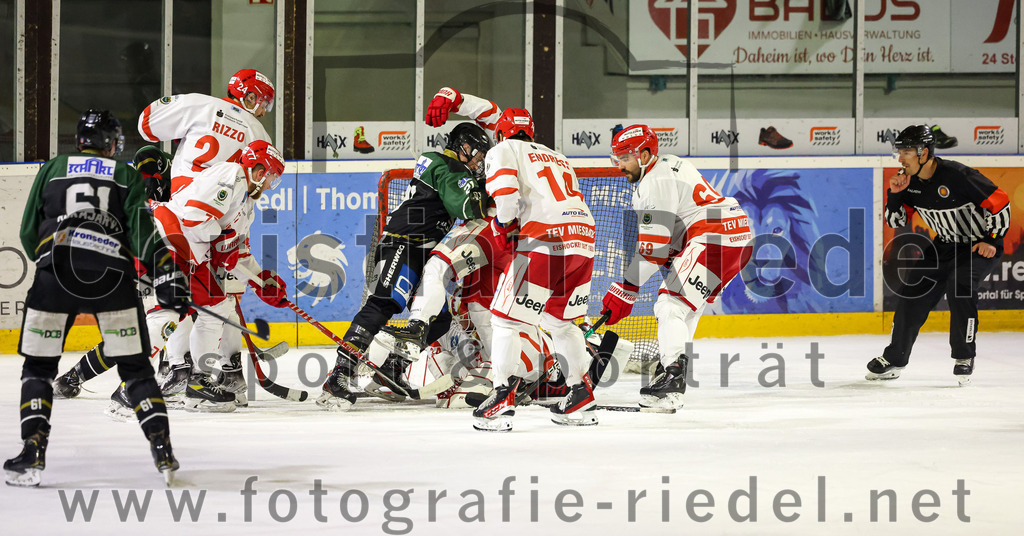 2023-03-19_064_TSV_Erding_gegen_TEV_Miesbach | Erding, Deutschland, 19.03.2023:
Eishockey, Bayernliga Playoffs 2022 / 2023, Halbfinale, TSV Erding gegen TEV Miesbach, Endergebnis: 

Roni Rukajärvi (Erding Gladiators, #61), Benedikt Pölt (TEV Miesbach, #77), Erik Modlmayr (Erding Gladiators, #21), Timon Ewert (TEV Miesbach, #34), Nick Endress (TEV Miesbach, #14), Nikolaus Meier (TEV Miesbach, #69)

Foto: Christian Riedel / fotografie-riedel.net