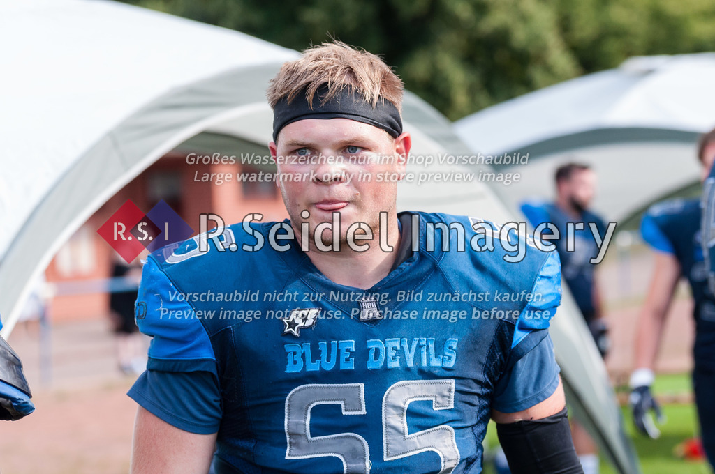 American Football, Saison 2022, Regionalliga Nord, Hamburg Blue Devils - Hamburg Pioneers, Dr.-Hermann-Schnell-Sportplatz (Hamburg), 13.08.2022, 8. Gameweek | Alexander Prütz (#55, Blue Devils, LB)