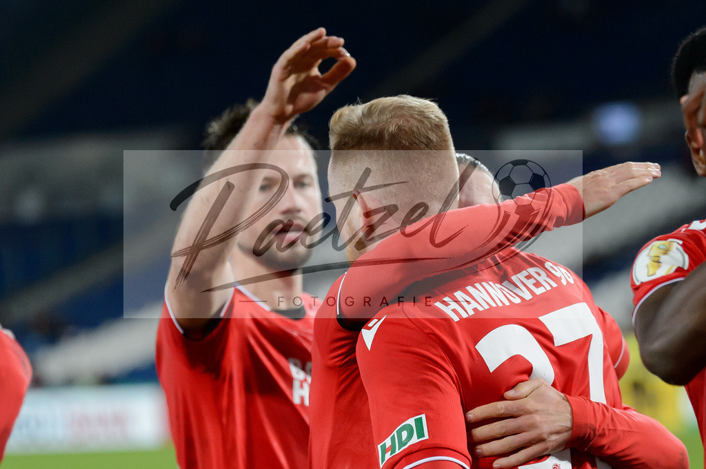 H96DUS20211027_013 | Fussball, Herren: Sebastian Kerk (Hannover 96) Torjubel, jubelt mit seiner Mannschaft nach dem Treffer zum 1:0 bei dem Spiel der 2. Runde im DFB-Pokal zwischen Hannover 96 und Fortuna Duesseldorf in der HDI-Arena am 27.10.2021 in Hannover, Deutschland.DFB / DFL REGULATIONS PROHIBIT ANY USE OF PHOTOGRAPHS AS IMAGE SEQUENCES AND/OR QUASI-VIDEO. - Realisiert mit Pictrs.com