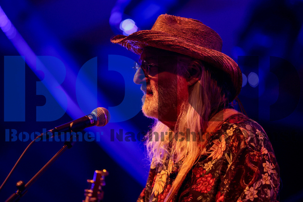 Bochum total 2024 - Die Feuersteins  {date} -  | {headline}(Foto: Sebastian Sendlak / BOND) - Realisiert mit Pictrs.com