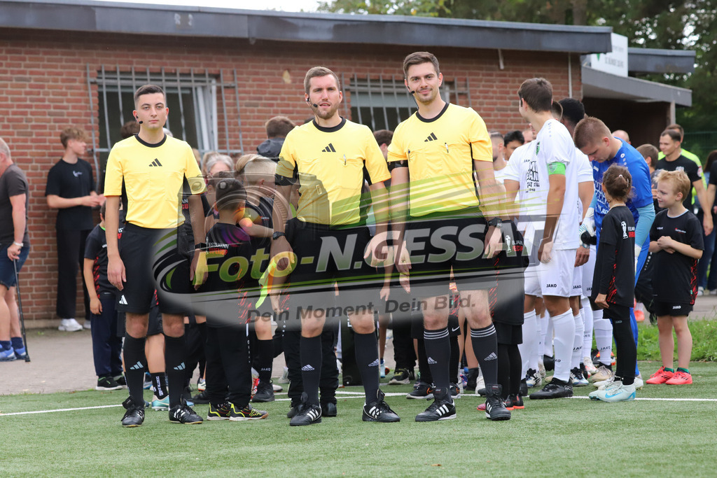 SC Bünde - BV 21 Stift-Quernheim | Auf dem Bild zu sehen: Schiedsrichter v.l.: Antonio Ljubas, Philipp Miska, Tobias Patzer  SC Bünde, BV 21 Stift-Quernheim, Fistelmann Supercup, Hunnebrock, Deutschland  - Realisiert mit Pictrs.com