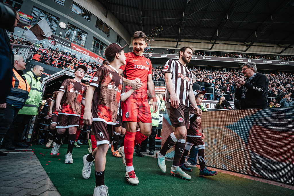 Fußball | Männer | Saison 2025/2026  | Fußball-Bundesliga | 27. Spieltag | FC St. Pauli vs. SC Freiburg | 22.04.2026 | Philipp Treu (#29, SC Freiburg) läuft ins Stadion ein
