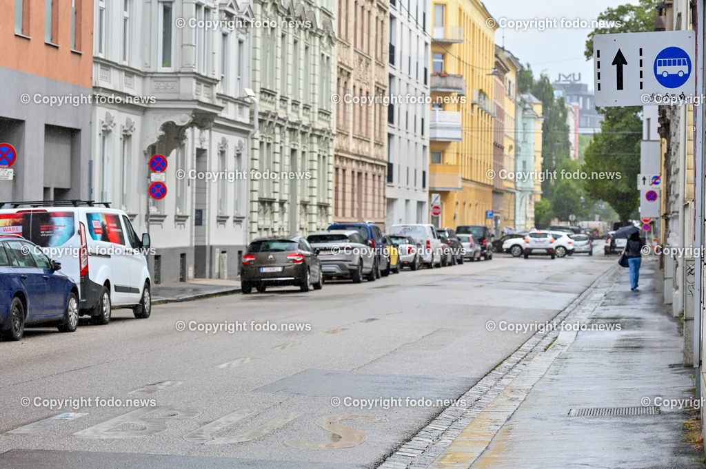 Hessenplatz Linz_ Verkehrsinitiative_ 26.07.2023-7 | 26.07.2023, Hessenplatz Linz, AUT, Verkehrsinitiative, im Bild Es soll anschließend an den Hessenplatz die Busspur in der Lustenauerstraße auf 8.00 bis 19.00 Uhr beschraenkt werden. Dadurch stehen einerseits abends mehr Parkflaechen für BewohnerInnen und BesucherInnen zur Verfuegung, andererseits wird durch die Beparkung auch hier der Straßenraum verengt. Das sollte ebenfalls geschwindigkeitsreduzierend wirken bzw. das Aufziehen der Autos reduzieren.