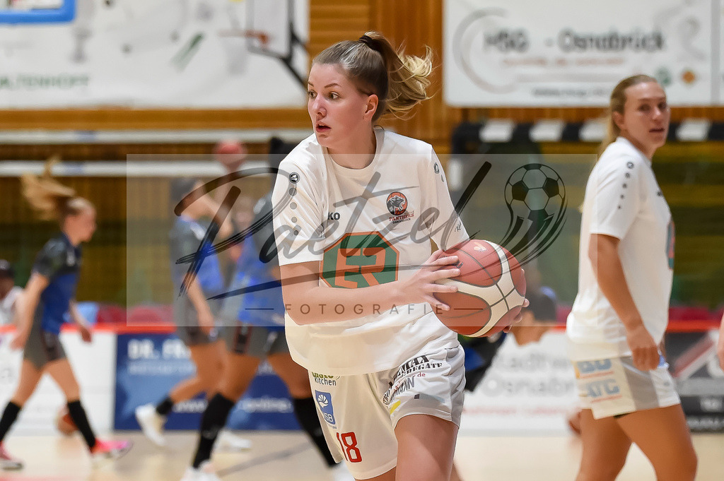 PANNOE20211010_003 | Basketball, Frauen: Merit Brennecke (GiroLive-Panthers Osnabrueck) in Aktion, am Ball, Einzelaktion beim Spiel der Toyota DBBL zwischen GiroLive-Panthers Osnabrueck und Eigner Angels Noerdlingen im datos – home of the panthers am 10.10.2021 in Osnabrueck, Deutschland. - Realisiert mit Pictrs.com
