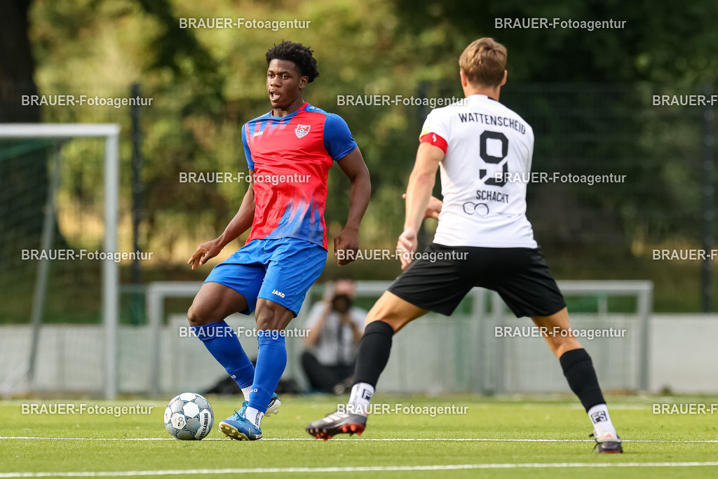 1_KFCWAT_20250723_0116.JPG -  - KFC Uerdingen - SG Wattenscheid 09 - Testspiel | Krefeld, Deutschland, 23.07.25: Yaya Issa Atcha (KFC Uerdingen) in Aktion, am Ball, Einzelaktion waehrend des Testspiel Spiels zwischen KFC Uerdingen - SG Wattenscheid 09 in der Covestro Sportpark am 23. July 2025 in Krefeld, Deutschland. (Foto von Stefan Brauer/Brauer-Fotoagentur)