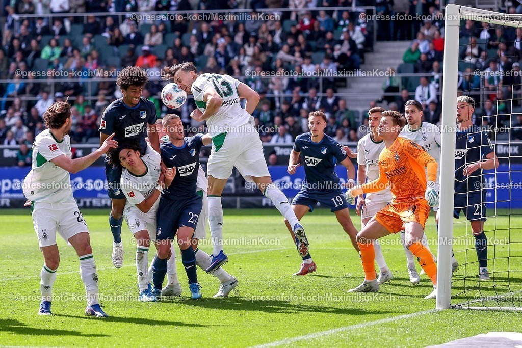 BMG16052601049 | 16.05.2026, Fußball, Borussia Mönchengladbach - TSG 1899 Hoffenheim, 1. Fußball Bundesliga, 34.Spieltag, Borussia-Park, Saison 2025 2026: Bernardo&nbsp;(TSG Hoffenheim #13) Andrej Kramaric&nbsp;(TSG Hoffenheim #27) im Zweikampf gegen Joe Scally&nbsp;(Borussia Mönchengladbach #29) Haris Tabakovic&nbsp;(Borussia Mönchengladbach #15) im Strafraum von Torwart Moritz Nicolas&nbsp;(Borussia Mönchengladbach #33)   DFB regulations prohibit any use of photographs as image sequences and or quasi-video.