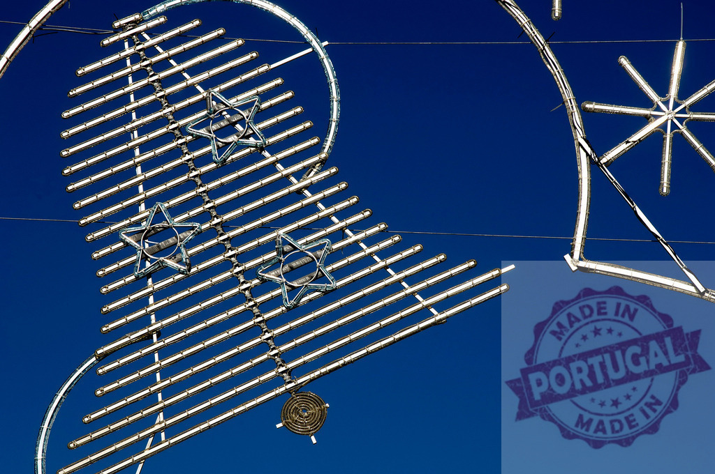 Christmas street light decorations hanging against blue sky | Christmas street light decorations with star shapes hanging against a clear blue sky - Realisiert mit Pictrs.com