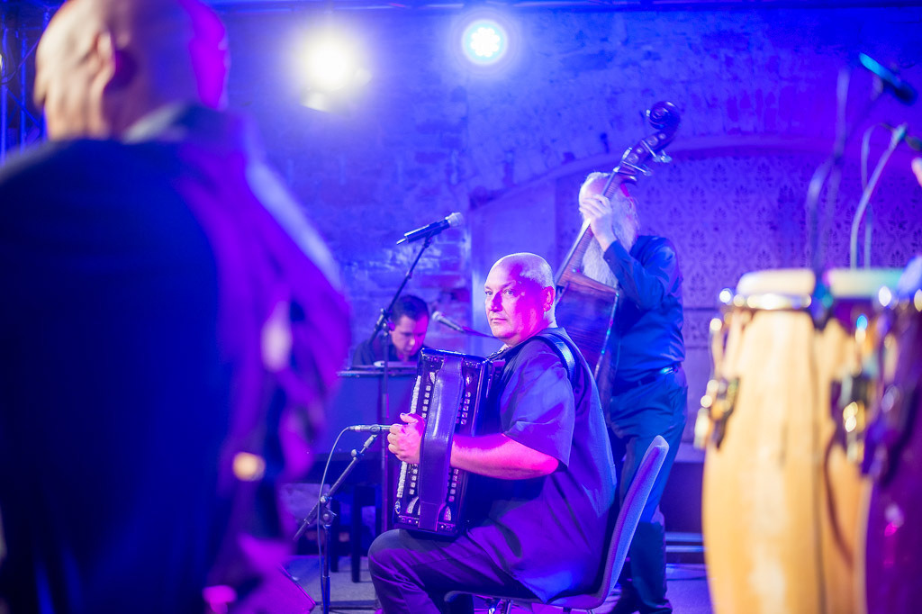 Tango meets Cuba | Tango meets Cuba mit den Klazz Brothers & Cuba Percussion im Forte Belvedere Leisnig zum Festival Hallo Leisnig 2022. - Realisiert mit Pictrs.com