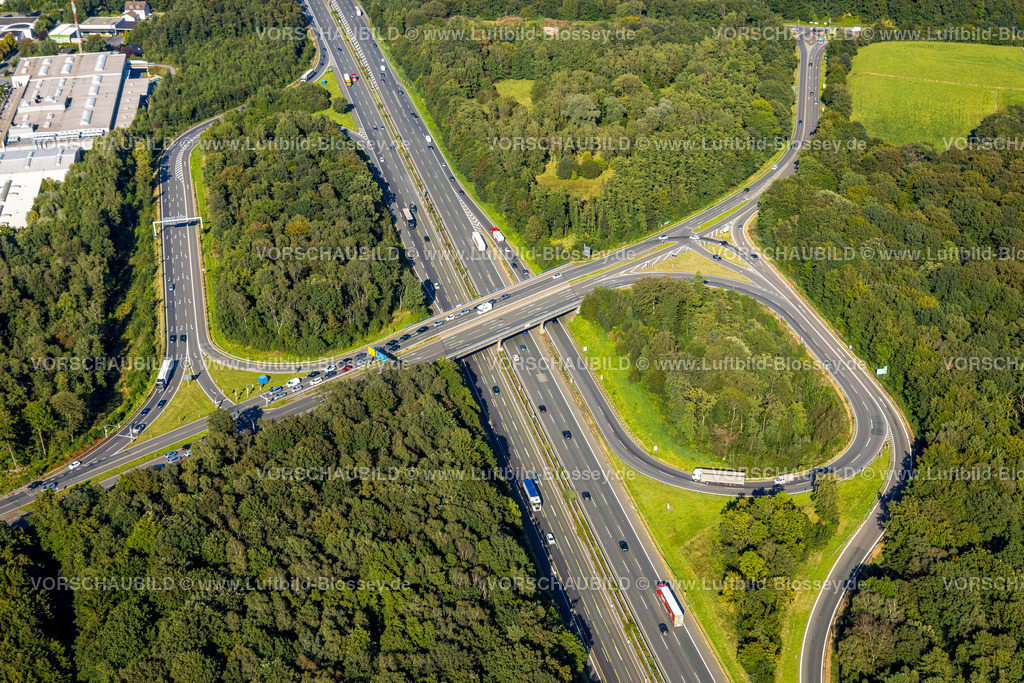 Sprockhoevel240811375Hasslinghausen | Luftbild, Autobahnkreuz Wuppertal-Nord, Autobahn A1 und Autobahn A46, Stau an der Ampelanlage der B326, Waldgebiet, Halloh, Sprockhövel, Ruhrgebiet, Nordrhein-Westfalen, Deutschland