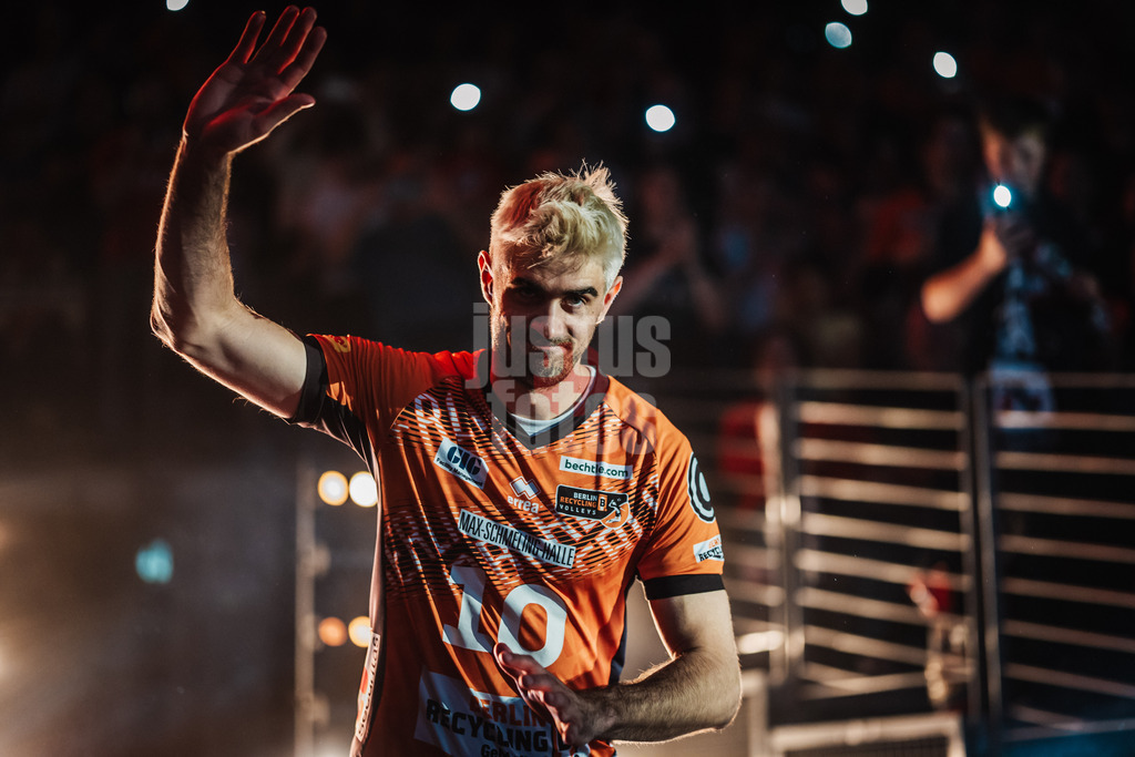 Volleyball | Herren | Saison 2024/2025 | 1. Volleyball Bundesliga Männer | Finale | BERLIN RECYCLING Volleys vs. SVG Lüneburg | 03.05.2025 | Daniel Malescha (#10, Berlin Recycling Volleys) läuft in die Halle ein