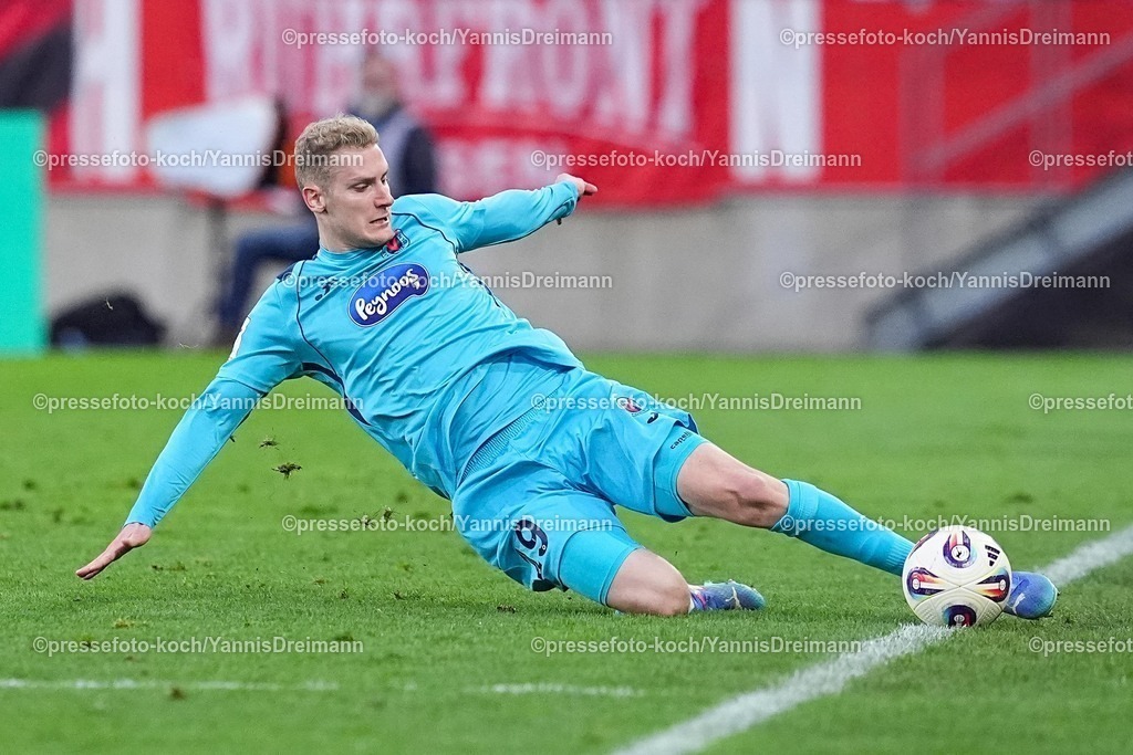 xYDRx18102501142 | 18.10.2025, xydrx, Fußball, 3.Liga, Rot-Weiss Essen - FC Viktoria Köln, Saison 2025 2026, Stadion an der Hafenstraße: Meiko Sponsel (FC Viktoria Köln #19)   DFB regulations prohibit any use of photographs as image sequences and or quasi-video.
