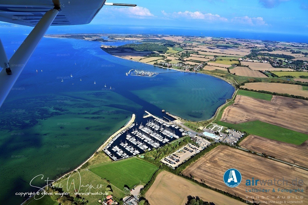 Luftbild Gelting Mole und Wackerballig | Seit Juni 2018 ist das Seenotrettungsboot URSULA DETTMANN (SRB 71) im Einsatz. Der Zuständigkeitsbereich umfasst die Geltinger Bucht, darunter auch die Untiefe mit dem Leuchtturm Kalkgrund, wo sich Boote festfahren können. Die Station arbeitet eng mit der Feuerwehr und der DLRG-Wachstation in Norgaardholz zusammen.