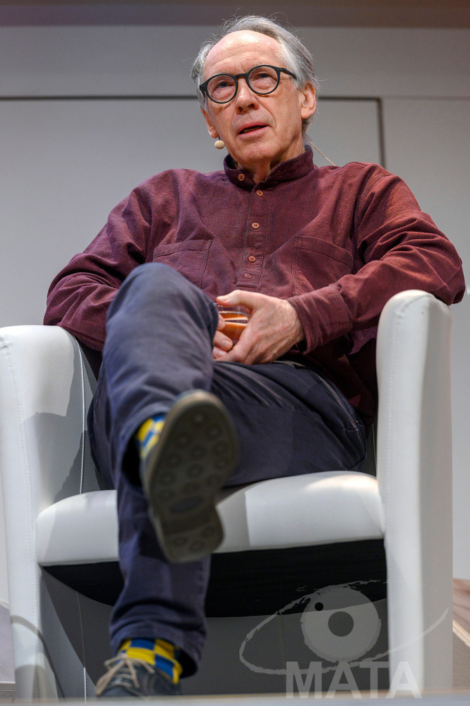 _DWA4829 | Ian McEwan bei der lit.Cologne 2023 Veranstaltung 'Ian McEwan. Ein Jahrhundertschriftsteller gibt Auskunft' in der Flora Köln.. Köln, 07.03.2023 - Realisiert mit Pictrs.com