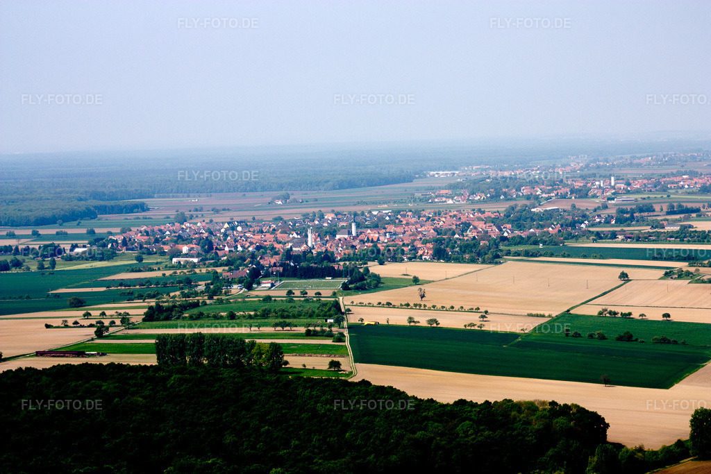 Luftbild: Ortsansicht von Osten in Hatten im Bundesland Bas-Rhin in Frankreich. – Foto: IMG_18110.jpg vom 03.05.2009 durch Werner Riehm/FLY-FOTO.de – Auflösung des Originals: 4272 x 2848 px