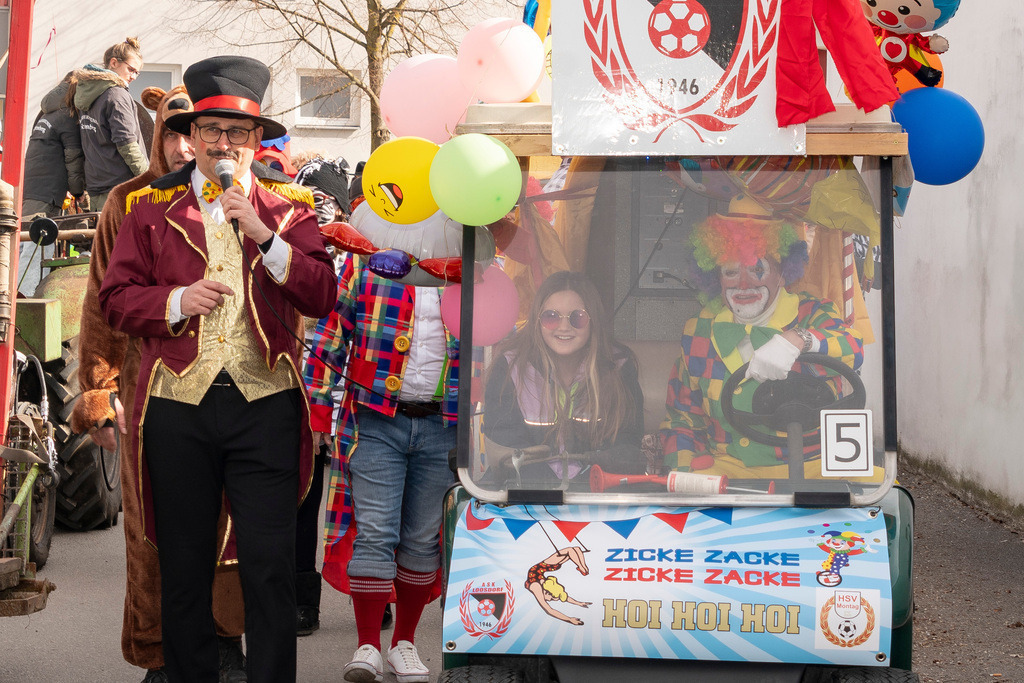 Umzug2025-002_8740 | Fotostrecke: FASCHINGSUMZUG 2025 in Loosdorf. 22 Masken(gruppen)-Teilnehmer: Loosdorfer Vereine, Wirtschaftstreibende, Gemeindeabordnungen sowie Kreditinstitute. rund 700 Besucher entlang der Hauptstrasse. Veranstaltungs-Sicherung durch Mannschaft der FF-Loosdorf mit schwerem Gerät. Maskenprämierung am EKZ-Platz durch Bgm. Thomas Vasku in den Kategorien: Bester Festwagen (Fa. gkonzept-Groissenberger; Beste Personengruppe-ASK-Loosdorf; Beste Einzelperson; Weiteste Anreise-FF Schollach;