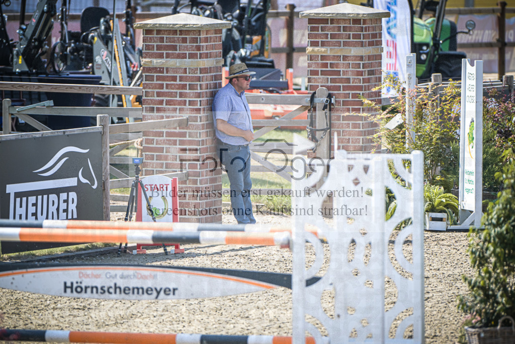 DOS_2910 | Entdecke hochwertige Reitturnierfotos von Foto Oger. Professionell, emotional und authentisch – jetzt Lieblingsmomente im Shop bestellen.Deutschlandweite Turnierfotografie. - Realisiert mit Pictrs.com