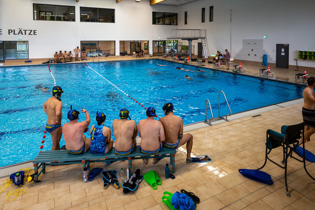 1. Bundesliga Süd in Bamberg am 16.10.2022 | Blick auf das Unterwasserrugby-Spielfeld im Bambados Bamberg. In blau die Mannschaft aus Darmstadt, in weißer Spielfarbe die Mannschaft aus Malsch. - Realisiert mit Pictrs.com