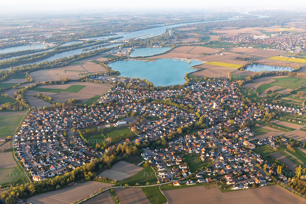 Vue aérienne: Vue de la ville à Offendorf dans le département Bas Rhin, France. Photo: IMG_126542.jpg prise le 25/04/2021 par Werner Riehm/FLY-FOTO.euRésolution de l'original: 4979 x 3320 px