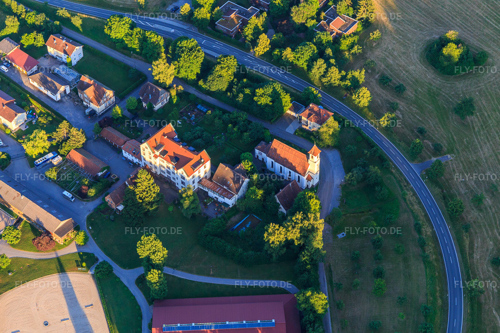 Luftbild: Reitanlage Heiligenbronn des R. C. Heiligenbronn e.V. bei der Wallfahrtskirche Heiligenbronn im Ortsteil Salzstetten in Waldachtal im Bundesland Baden-Württemberg in Deutschland. Foto: IMG_149051.jpg vom 28.06.2025 durch Werner Riehm/FLY-FOTO.deWWW.REITCLUB-HEILIGENBRONN.DE