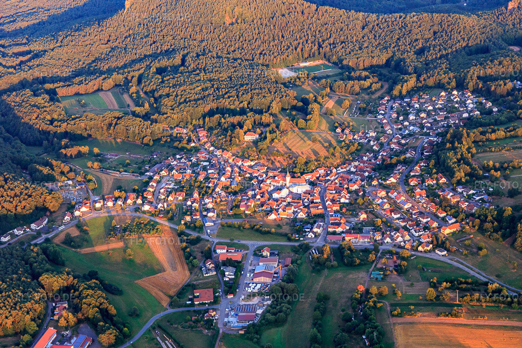Luftbild: Ortsansicht im Pfälzerwald am Morgen aus Osten im Ortsteil Gossersweiler in Gossersweiler-Stein im Bundesland Rheinland-Pfalz in Deutschland. Foto: IMG_109670.jpg vom 06.08.2018 durch Werner Riehm/FLY-FOTO.de