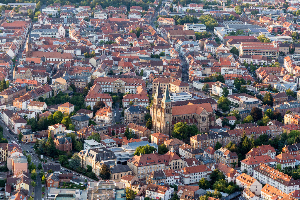 Luftbild: Kirchengebäude von St.Maria im Altstadt- Zentrum der Innenstadt in Landau in der Pfalz im Bundesland Rheinland-Pfalz in Deutschland. Foto: IMG_094469.jpg vom 01.09.2016 durch Werner Riehm/FLY-FOTO.de