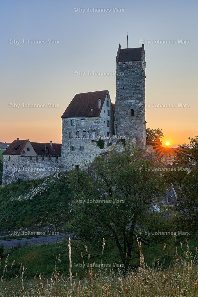 Und dann kam die Sonne-Ein Morgen an Burg Katzenstein | Professionelle Landschaftsfotografie, Inneneinrichtung, Kunst für Ihre Wohnung, Kanzlei, Praxis oder als Geschenk. Aussuchen und einfach liefern lassen. Raumgestaltungsberatung auf Anfrage. - Realisiert mit Pictrs.com