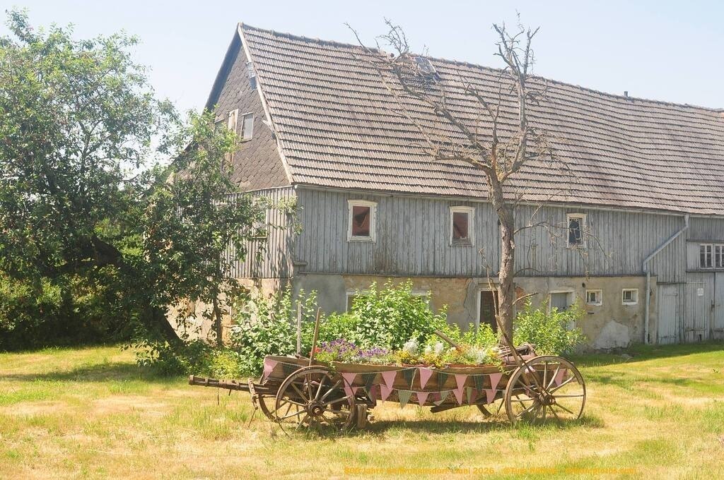 Geißmannsdorf-2026-Ortsbilder-261 | Geißmannsdorf bei Bischofswerda im Sommer 2026. Ein fotografischer Streifzug durch das Dorf Geißmannsdorf, mit Gebäuden, Straßen, Strohpuppen und geschmückten Vorgärten und Grundstücken anlässlich der 800-Jahr-Feier von Geißmannsdorf im Juni 2026 - Realisiert mit Pictrs.com