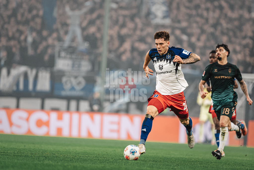 Fußball | Männer | Saison 2025/2026 | 1. Fußball-Bundesliga | 13. Spieltag | Hamburger SV vs. SV Werder Bremen | 07.12.2025 | Nicolai Remberg (#21, HSV) am Ball