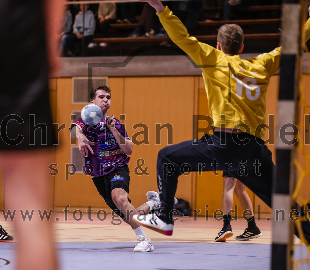 2024-11-09_030_SpVgg_Altenerding_gegen_TV_Altoetting | Erding, Deutschland, 09.11.2024:Handball, Bezirksoberliga Männer 2024 / 2025, 6. Spieltag, SpVgg Altenerding gegen TV Altötting, Endergebnis: 26:22Joseph Wyhnalek (SpVgg Altenerding, #2), Manuel Stadler (TV Altötting, #16)Foto: Christian Riedel / fotografie-riedel.net