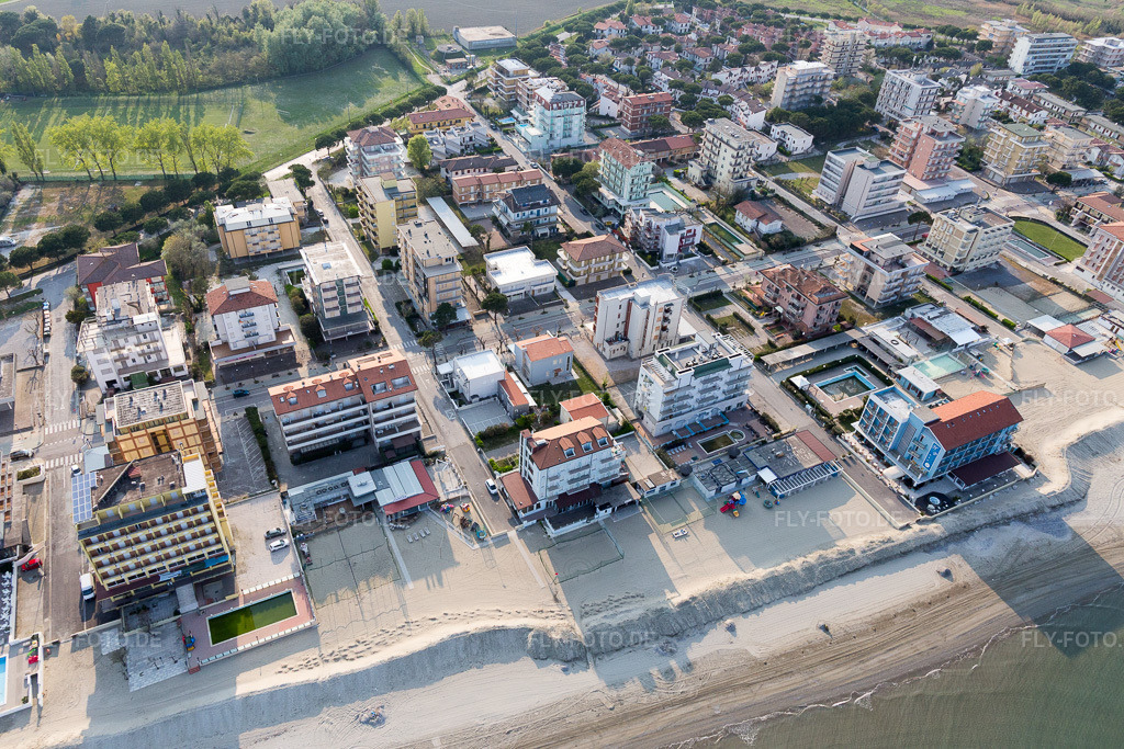 Luftbild: Ortsansicht in Lido DI Savio im Bundesland Emilia-Romagna in Italien. Foto: IMG_098477.jpg vom 05.04.2017 durch Werner Riehm/FLY-FOTO.de