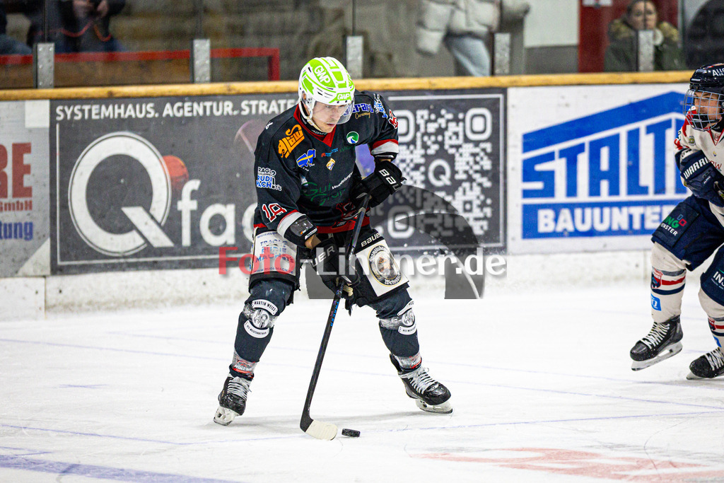 Peißenberg MINERS gegen ESC Kempten SHARKS | Eishockey Bayernliga 2025/26 Vorrunde 12. Spieltag, Peißenberg MINERS gegen ESC Kempten SHARKS, 20251121,Valentin HÖRNDL (MINERS 18) in Aktion,2025-11-21 in Peißenberg (flatbuy Arena Peißenberg), Valentin HÖRNDL (MINERS 18)Copyright: WolfgangxLindner www.foto-lindner.de